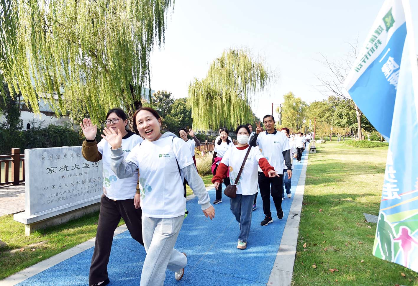 Pg电子平台：扬州健步行走大运河体验“空间穿越”走出健康生活新风尚