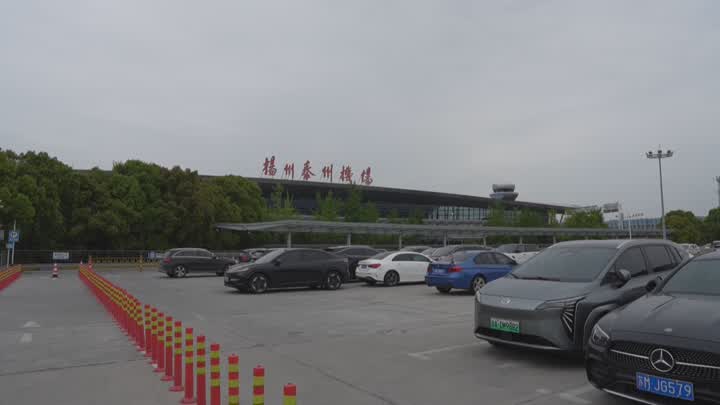 险！SUV停车场倒溜 刮倒女司机(3).jpg